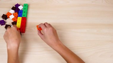 Masada rengarenk bağlayıcı küpleri birleştiren eller
