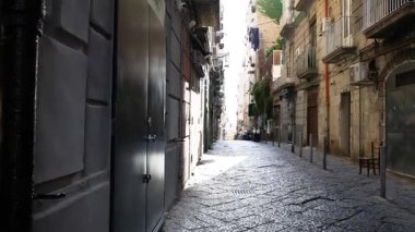 Tarihi binaları olan boş kaldırım taşı sokağı