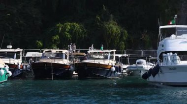 Tekneler Sorrento rıhtımına manevra yapıyor.