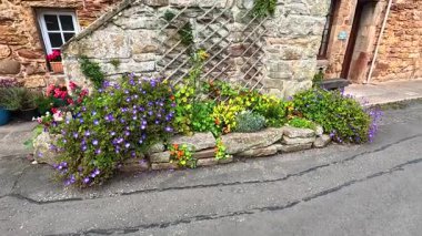 Crail 'de canlı çiçekli taş bina