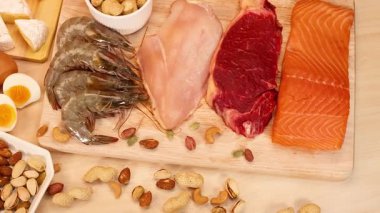 Etler, fındıklar ve yumurtalar bir arada.