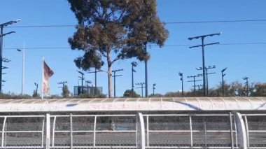 Tren grafiti kaplı istasyon platformunun önünden geçiyor