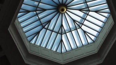 Çatı penceresinin dönen görüntüsü