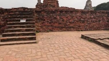 Eski pagoda yapılarına giden tuğla adımlar