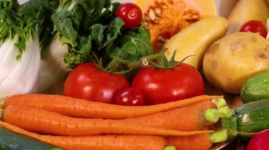 Canlı bir taze sebze karışımı sergileniyor.