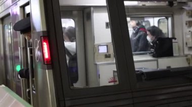 Yolcular metrodan iniyor ve iniyor.