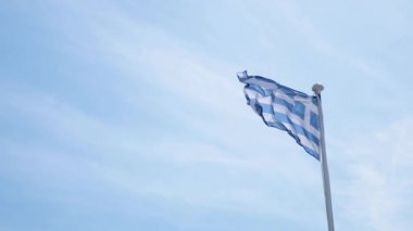 Gökyüzünde dalgalanan Yunan bayrağı