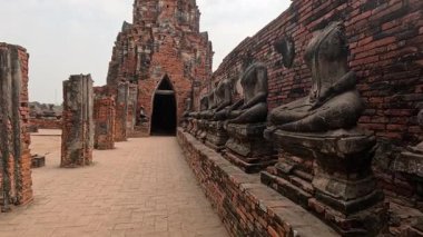 Huzurlu bir yürüyüş tarihi tapınağın yıkıntıları arasında.