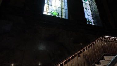 Pencereleri ve parmaklıkları boyalı merdiven boşluğu