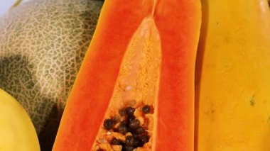 Karışık taze meyvelerin canlı gösterisi