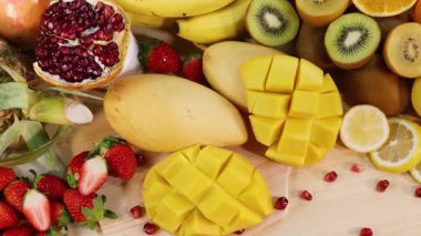Çeşitli taze meyvelerin canlı gösterisi
