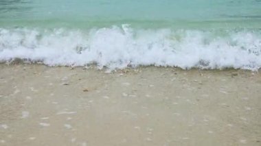 Yumuşak dalgalar nazikçe Krabi, Tayland 'daki kumlu plajlara vuruyor.