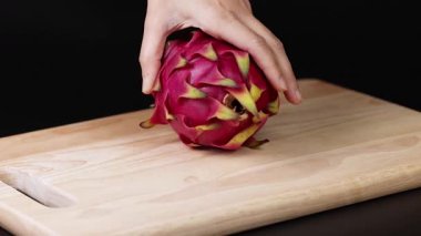 Eller tahta tahtada ejderha meyvesini manipüle eder.