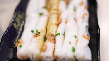 Pirinçli erişte rulolarının yakın çekimi hazırlanıyor.