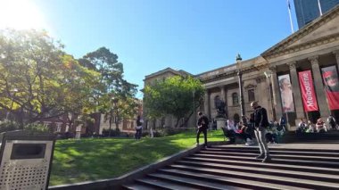 İnsanlar kütüphanede dışarıda eğleniyorlar.