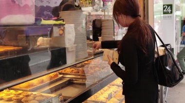 Müşteriler pastaneden hamur işi seçiyor.