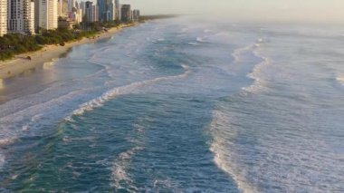 İnsansız hava aracı görüntüleri Avustralya 'nın Gold Coast sahil şeridini ve dalgaları yakalar. Sabahın erken saatleri dingin okyanusu ve kentsel ufku güçlendirir.