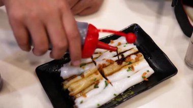 Pirinç erişteli makarnaya sos eklendi.