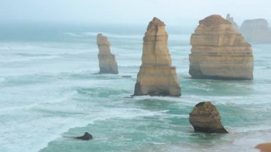 Avustralya 'nın manzaralı kıyı şeridi boyunca ikonik kireç taşı yığınları