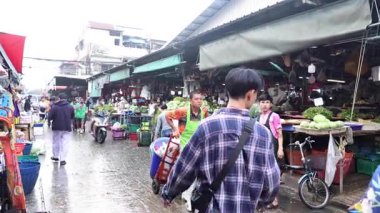 Yoğun bir açık hava pazarında hareketli bir aktivite.