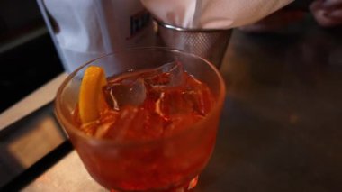 Elin portakal dilimli bir kokteyl istiyor.