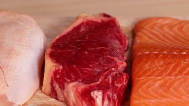 Etler, fındıklar ve süt ürünleri bir arada sunuluyor.