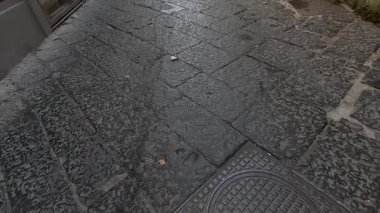 Sarı binaları olan boş kaldırım taşı caddesi