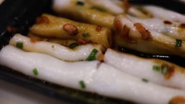 Pirinçli erişte rulolarının yakın çekimi hazırlanıyor.