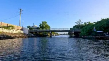 Nerang Nehri kanalları boyunca manzaralı tekne yolculuğu