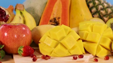 Çeşitli taze meyvelerin canlı bir gösterisi.