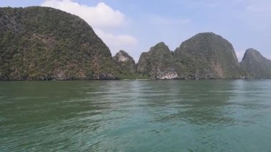 Karst dağlarının ve suyun panoramik görüntüsü