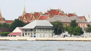 Bir tekne tarihi bir tapınağın yanından geçiyor.