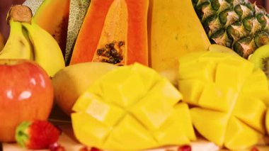 Çeşitli taze meyvelerin canlı bir gösterisi.