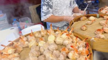 Tedarikçi karides ve domuz eti hazırlar.