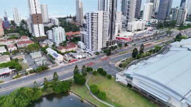 Broadbeach, Queensland 'de şehir manzarası ve su yolları