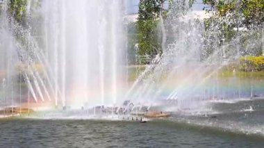 Canlı gökkuşağı efektli renkli çeşme görüntüsü