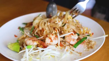 Lezzetli Pad Thai yemeğinin üzerine limon sıkmak