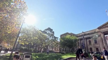 İnsanlar kütüphanenin açık alanının keyfini çıkarıyorlar.