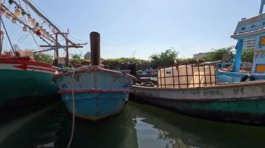 Tekne manzarasından sualtı manzarasına geçiş