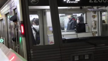 Yoğun bir metro istasyonunda yolcular