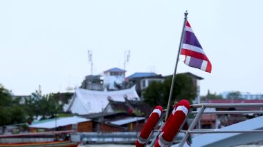 Tayland bayrağı sallayan bir tekne.