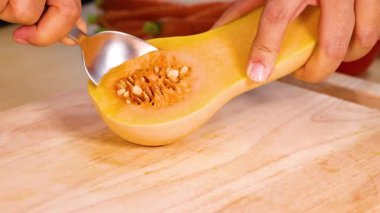 Tereyağından kıl çeker gibi.