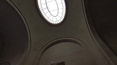 Büyük kemerli tavanın altındaki heykel