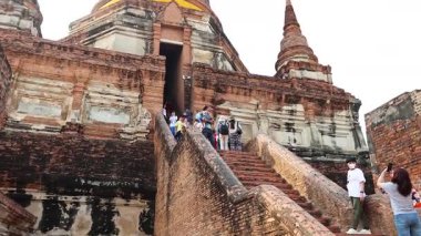 Ayutthaya, Tayland 'daki antik tapınak merdivenlerinden yükselen ziyaretçiler