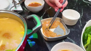 Birlikte güveç çorbası hazırlayıp, eğleniyoruz.