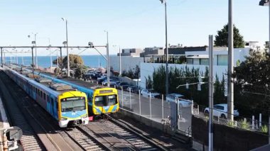 Brighton Beach istasyonundan geçen iki tren.