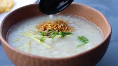 Soslu yulaf lapası yemek, kaşık karıştırmak.