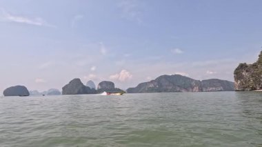 Tekne adalarla dolu resimli deniz manzarası