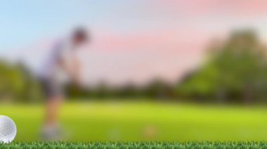 Bulanık bir golfçüye karşı keskin odaklı bir golf topu ve yemyeşil arka plan, salıncak hareketini yakalıyor.