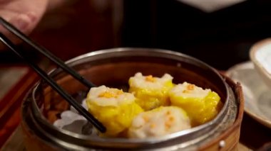 Çubuklar bambu budan hamur köftesi topluyor.